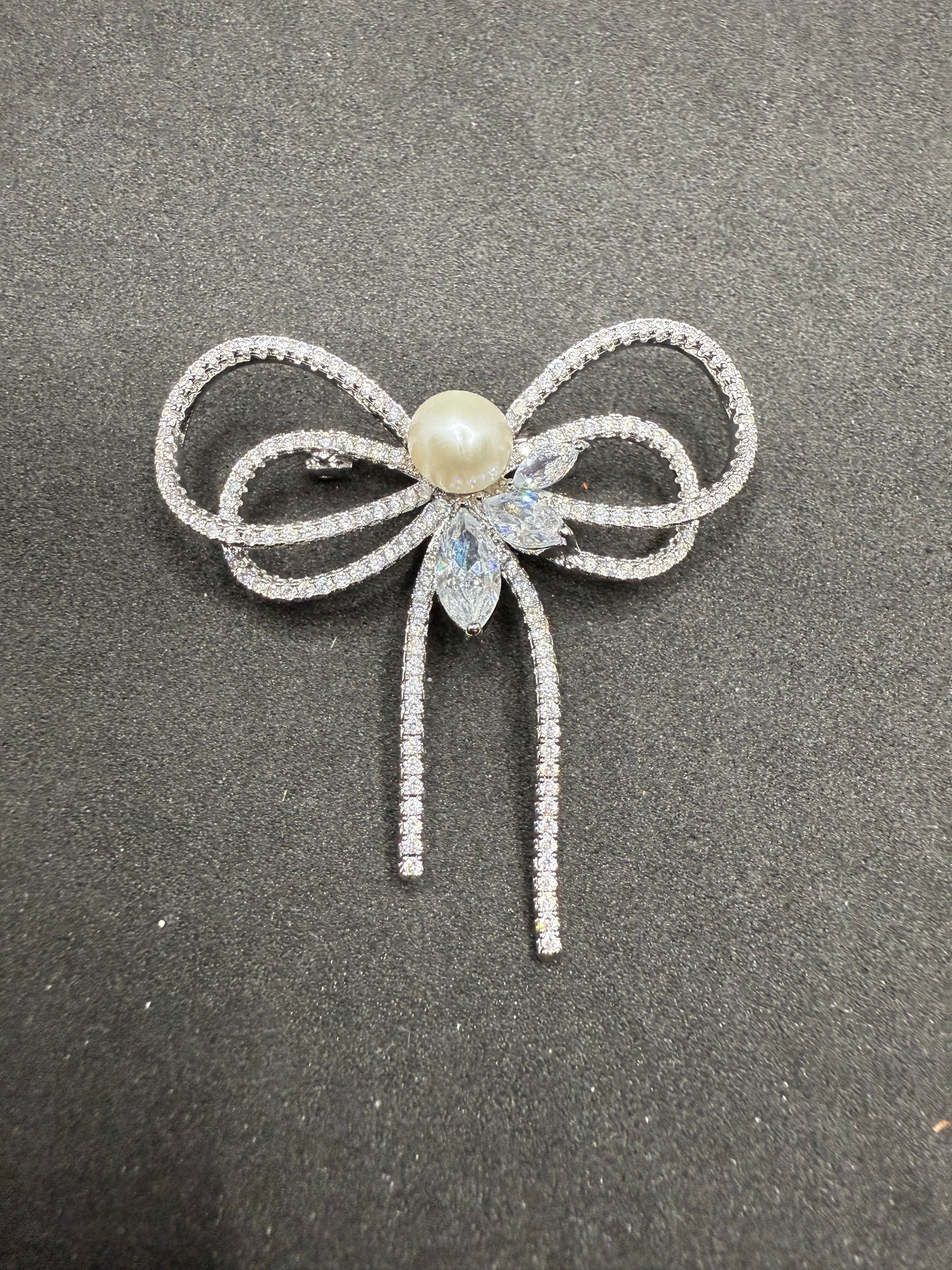 Broche gracieuse à double nœud en perles