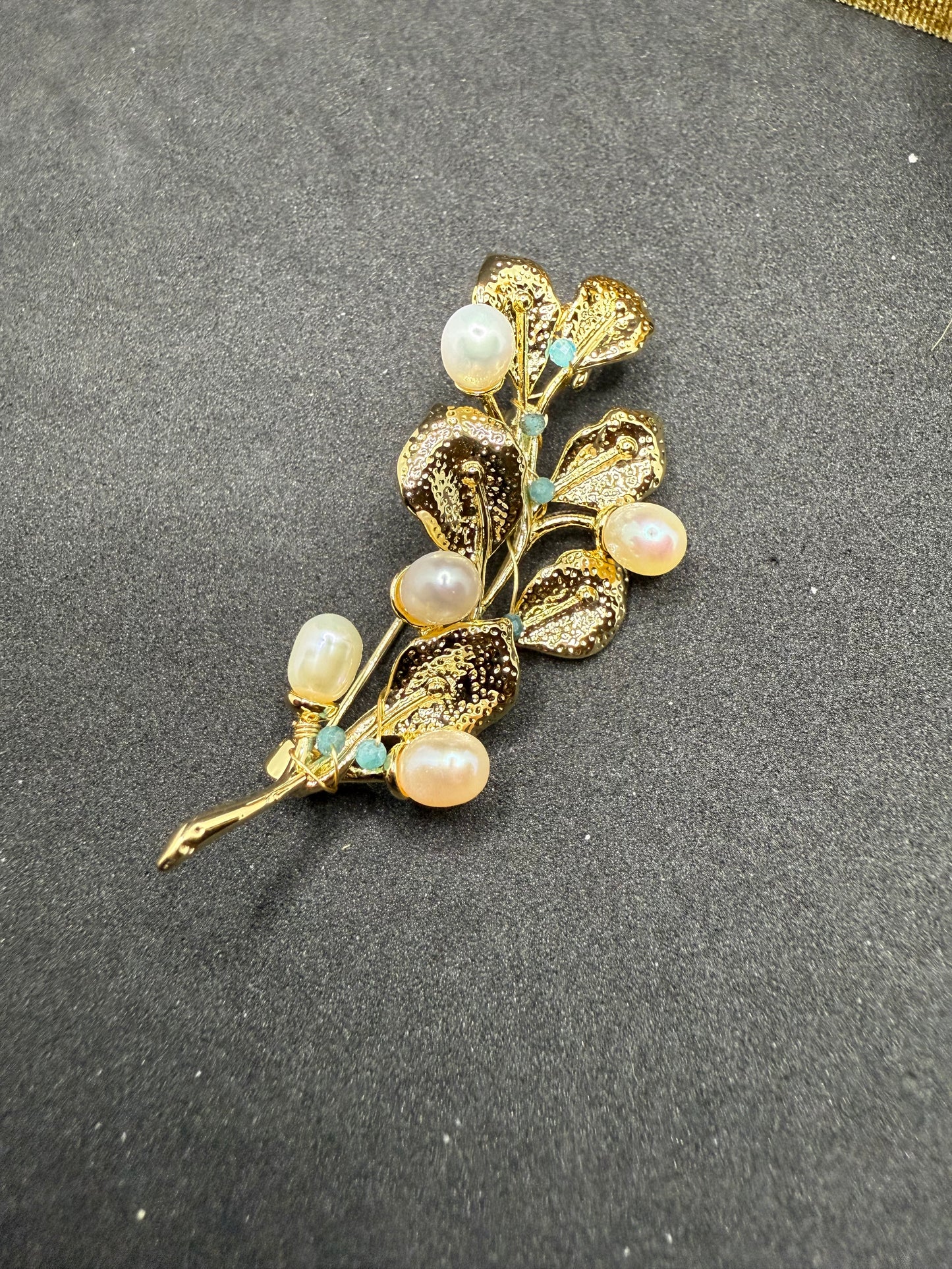 Broche inspirée des feuilles