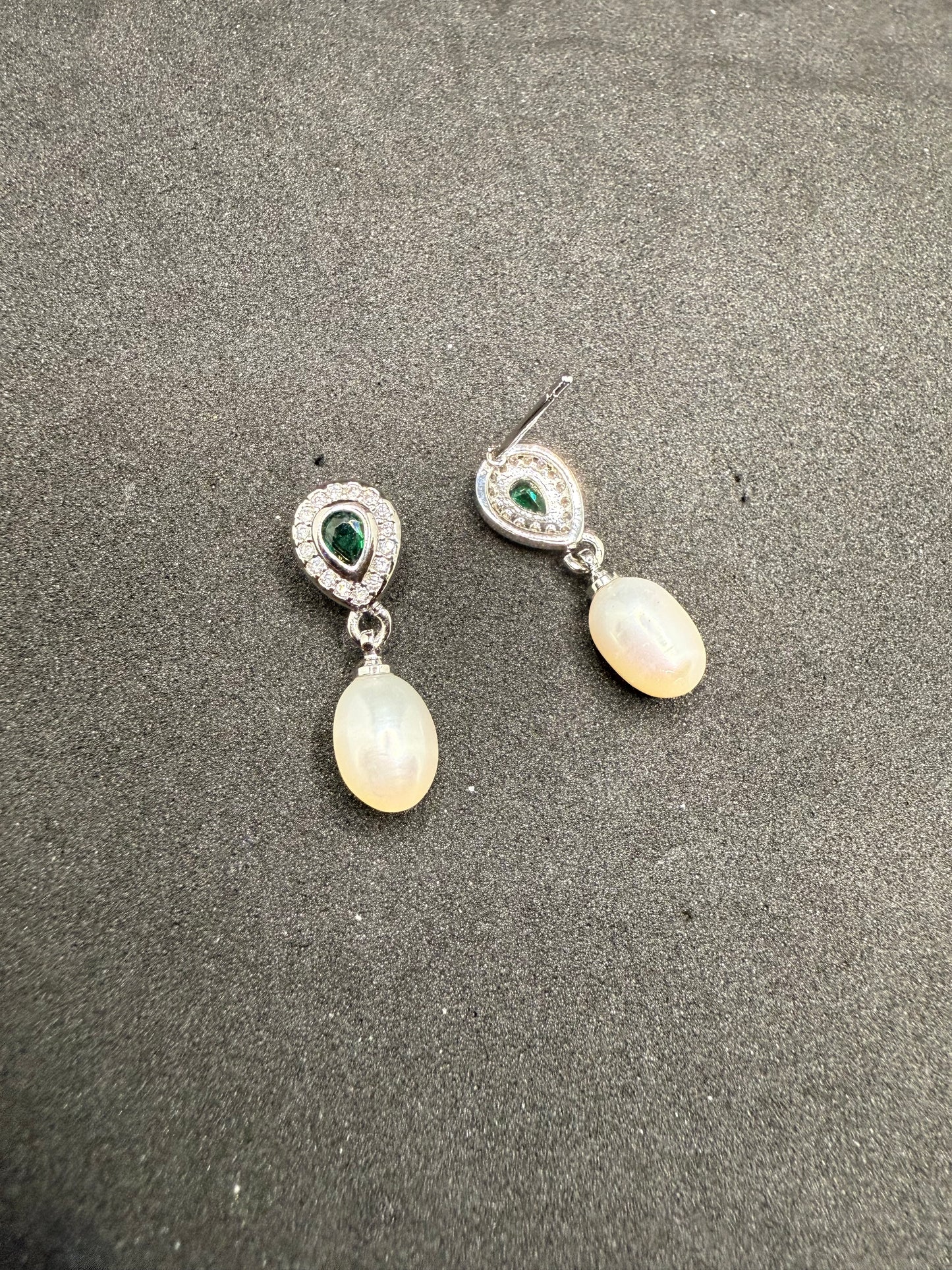 Boucles d'oreilles en perles et émeraude
