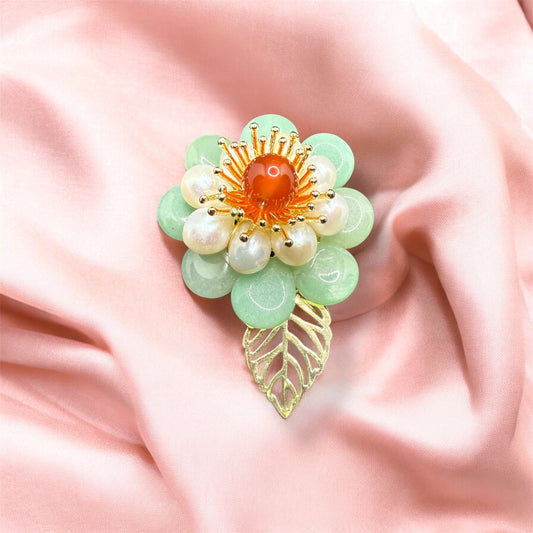 Broche florale élégante en jade et agate