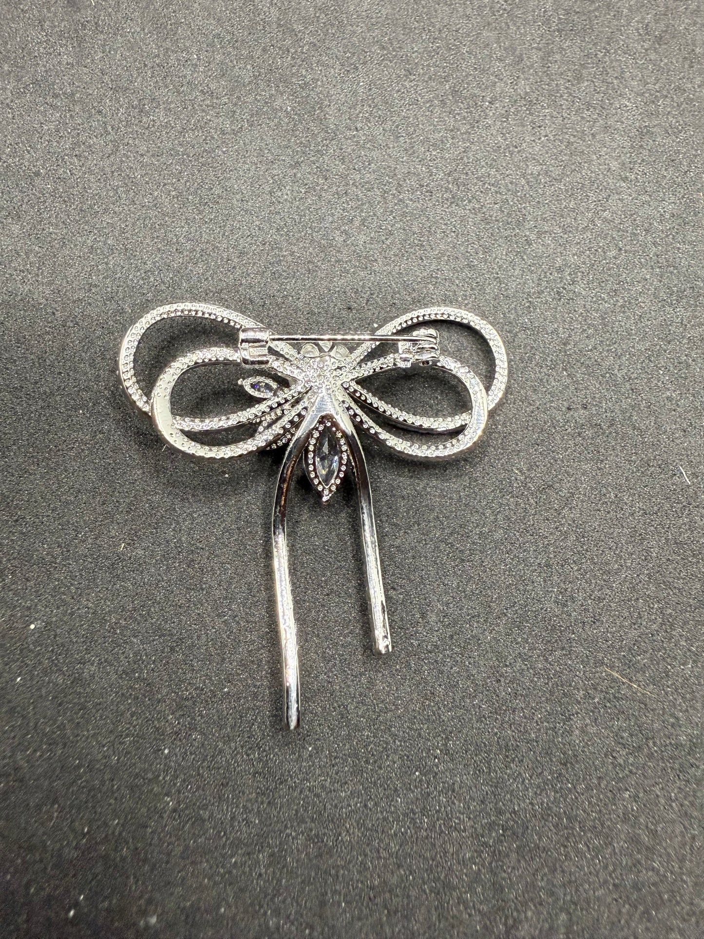 Broche gracieuse à double nœud en perles