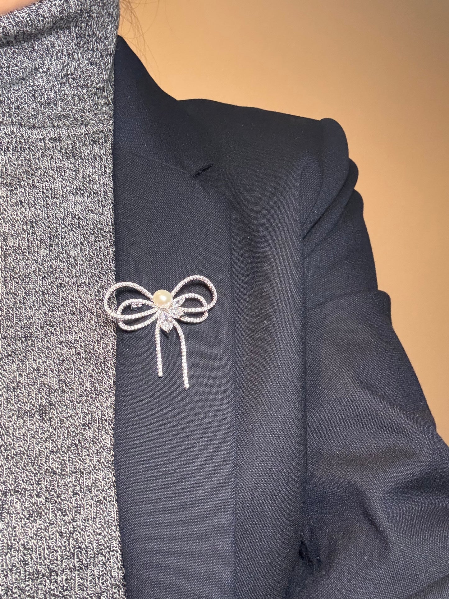 Broche gracieuse à double nœud en perles