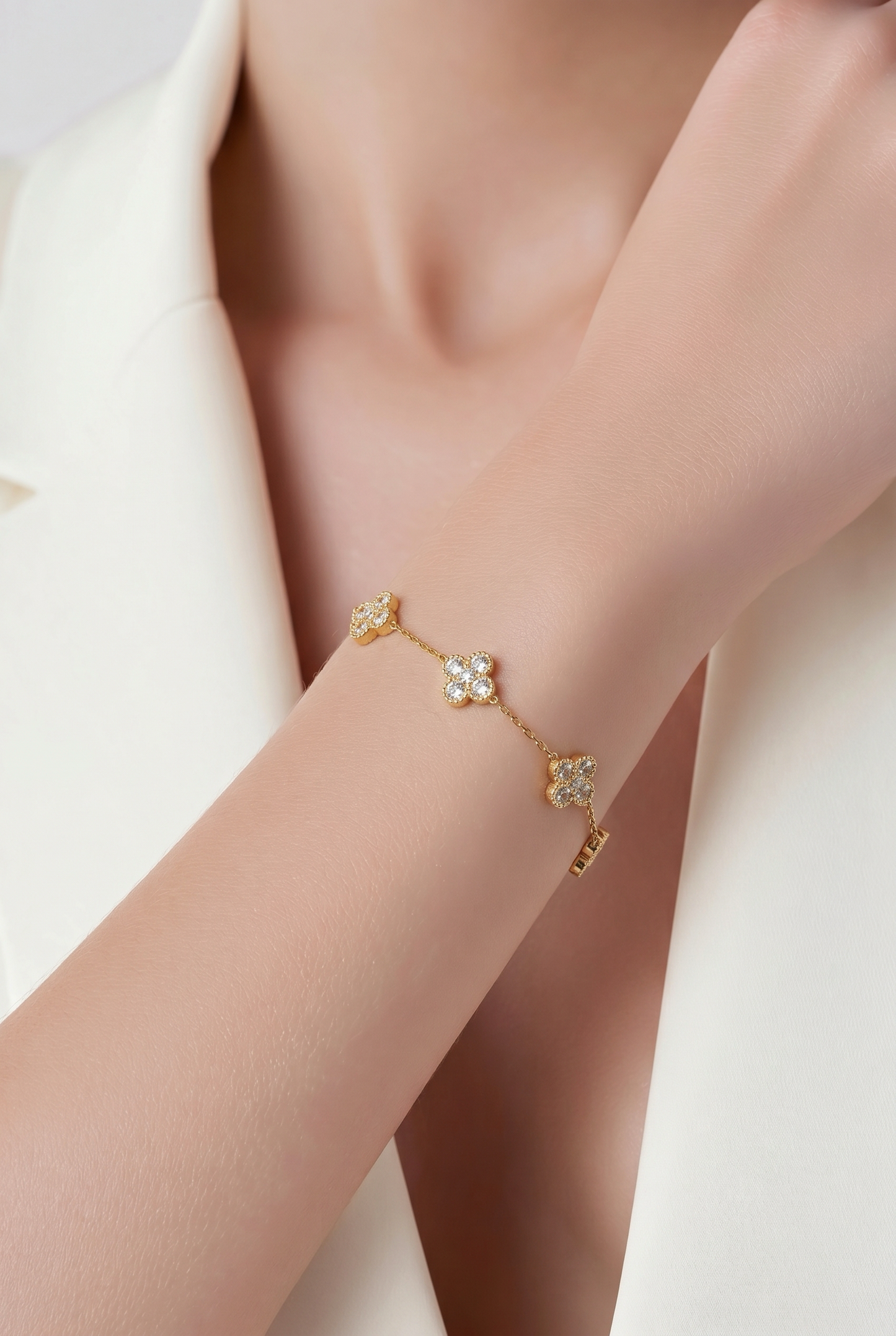 Elara Clover Gold Bracelet
