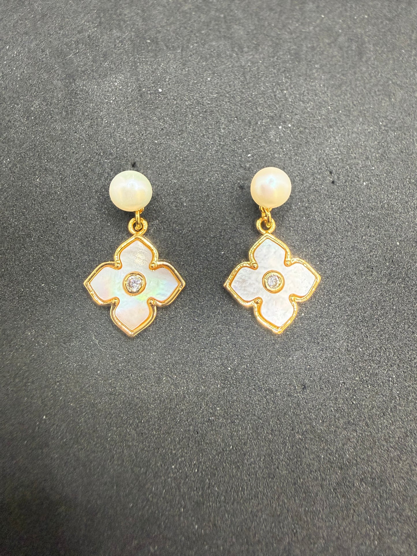Boucles d'oreilles trèfle nacré éclatant