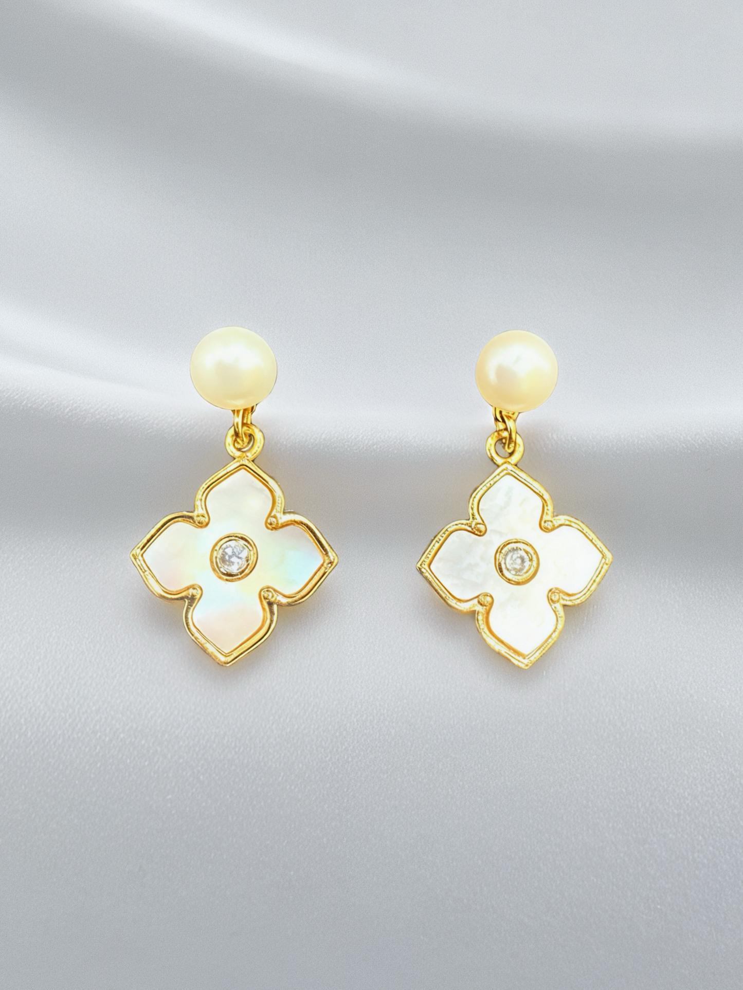 Boucles d'oreilles trèfle nacré éclatant