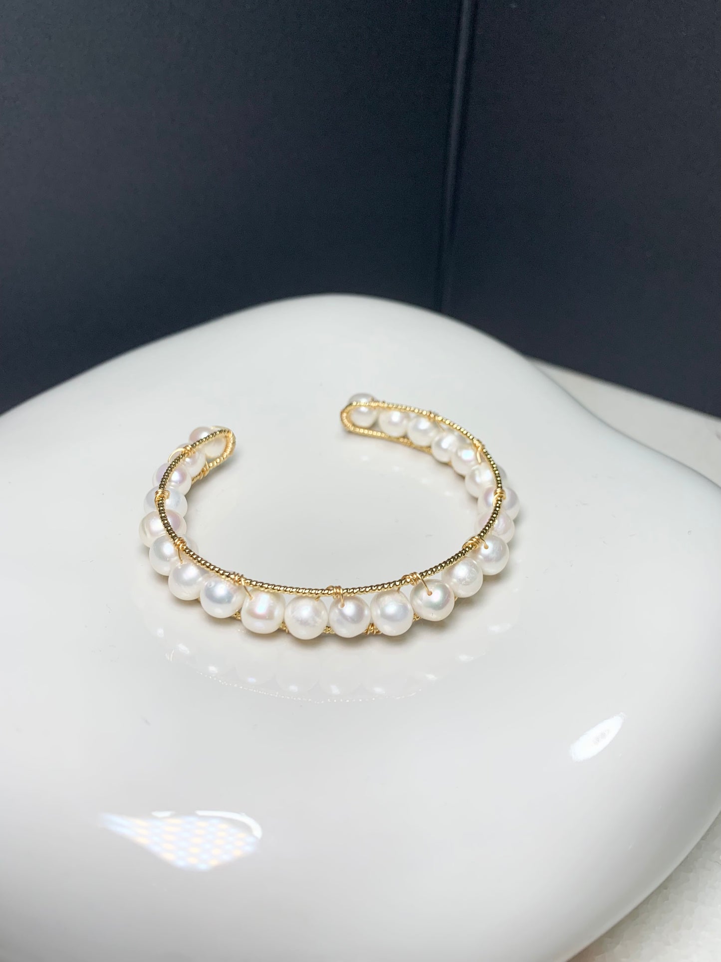 Golden Glow Handgemaach Natural Pearl Bangle