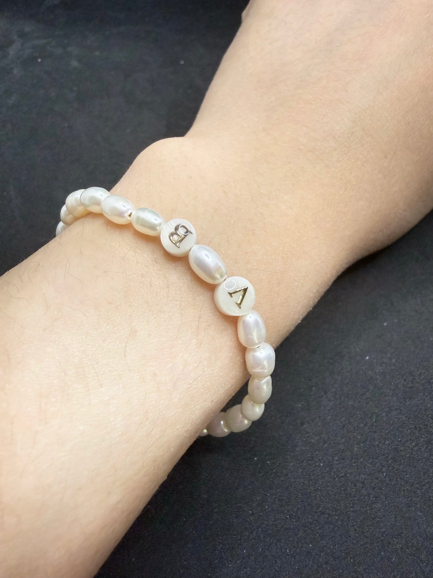 Bracelet personnalisé avec initiale et perles d'eau douce