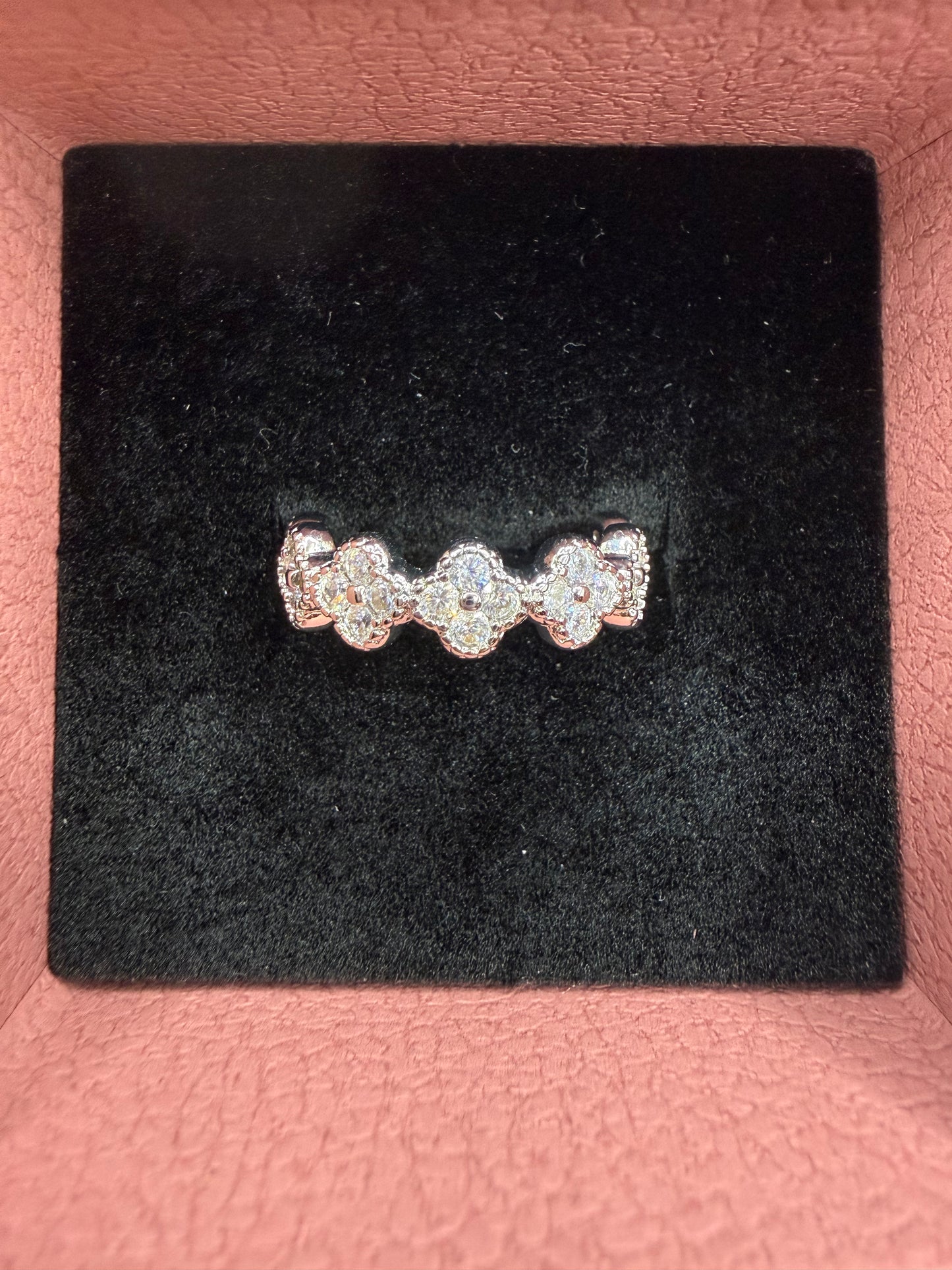 Bague pavée trèfle