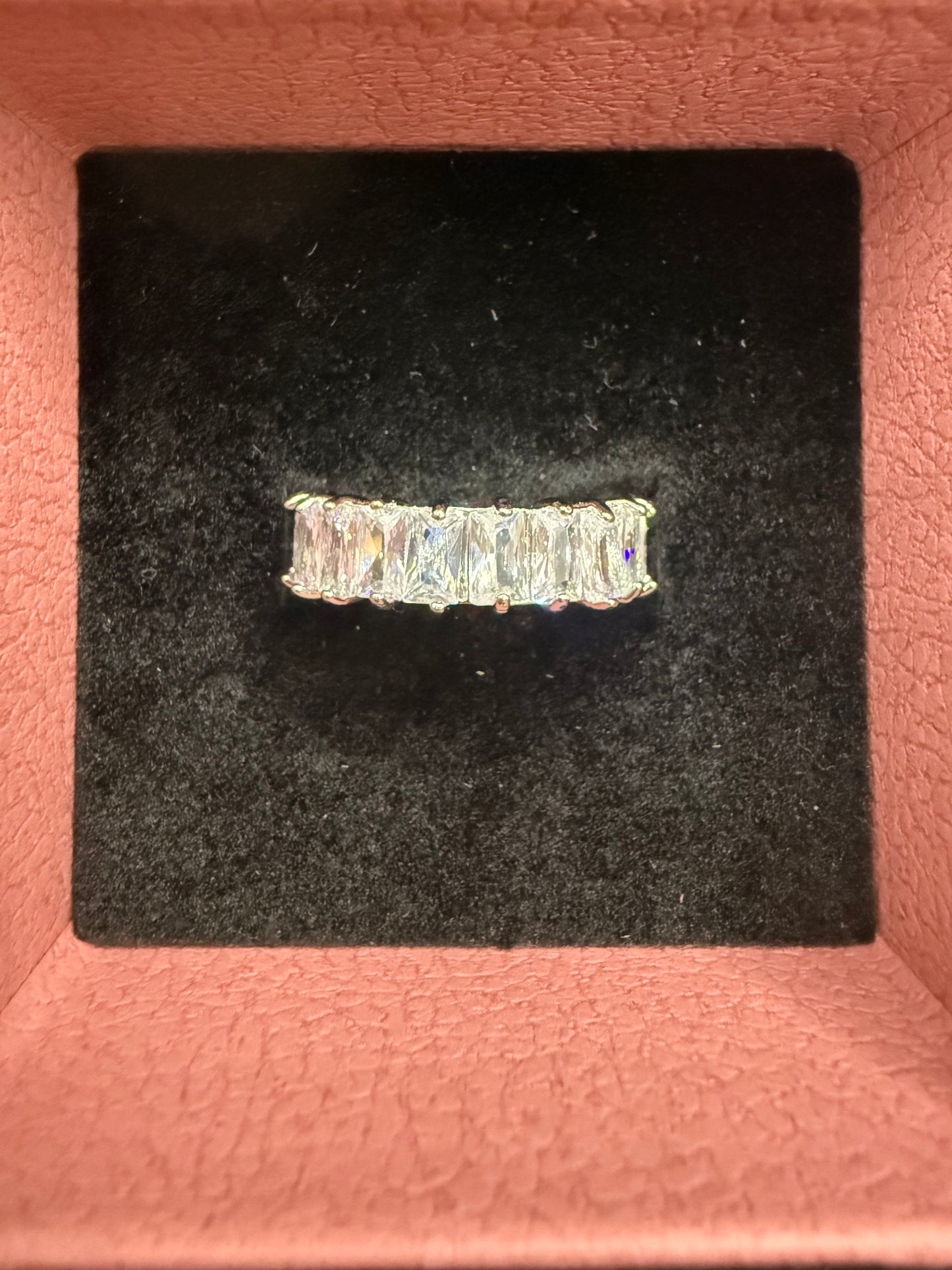 Bague d'éternité taille émeraude éclatante
