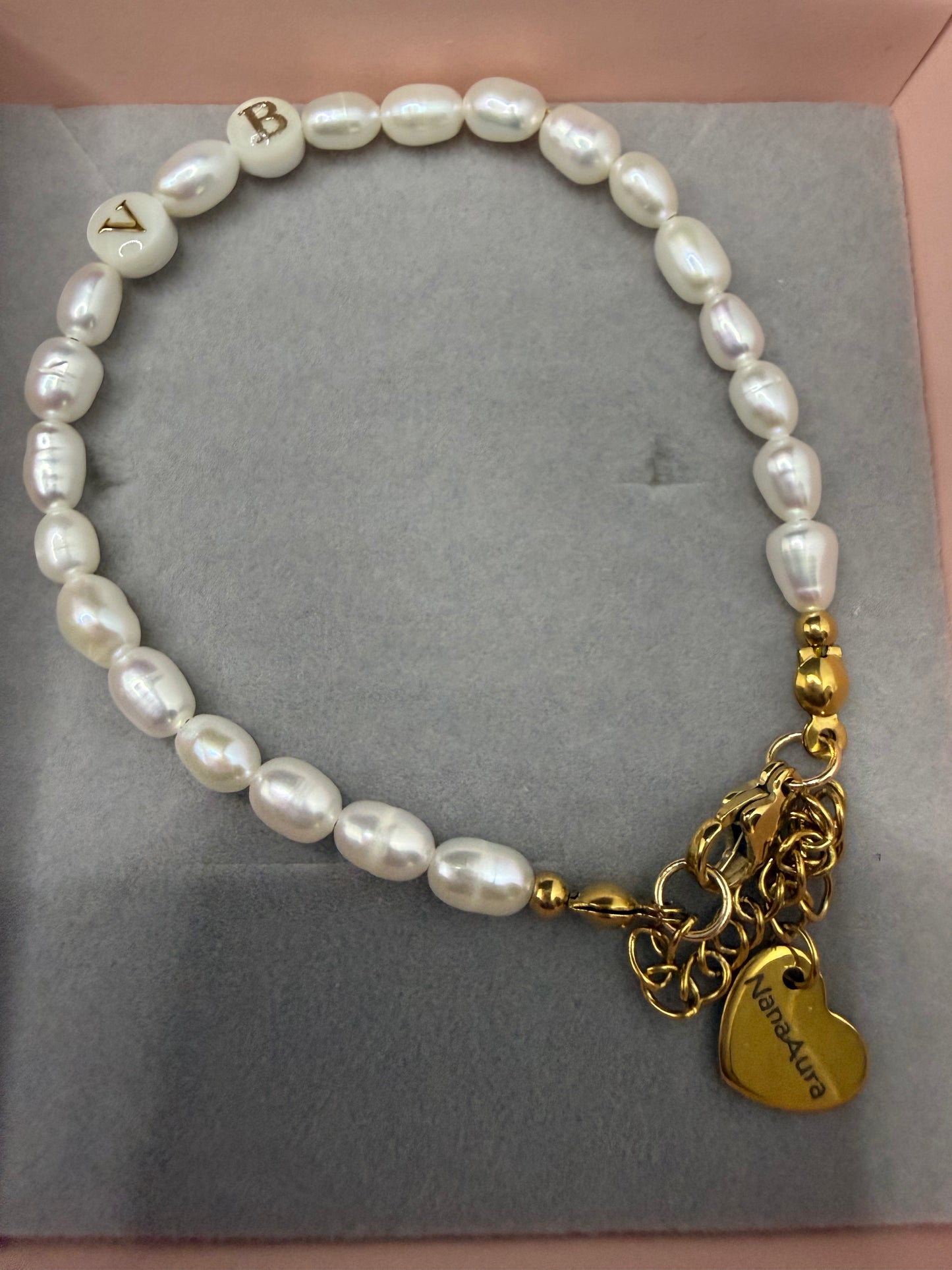 Bracelet personnalisé avec initiale et perles d'eau douce