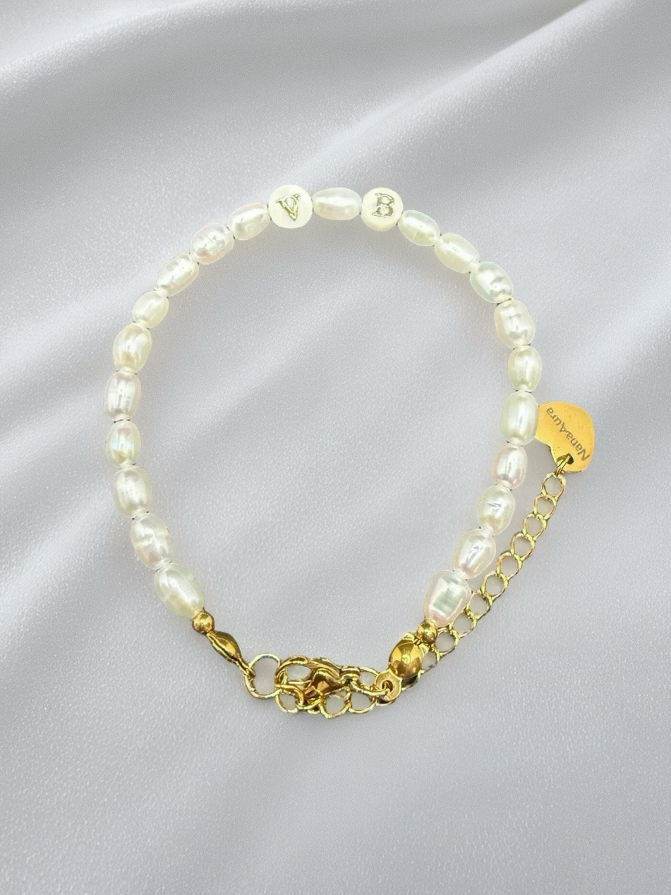 Bracelet personnalisé avec initiale et perles d'eau douce